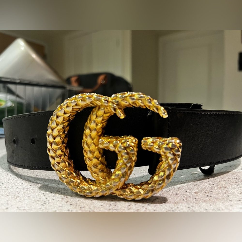 Gucci Black Belt with Textured Gold GG Buckle

SIZE 75/80 fits Jean sizes 2-4